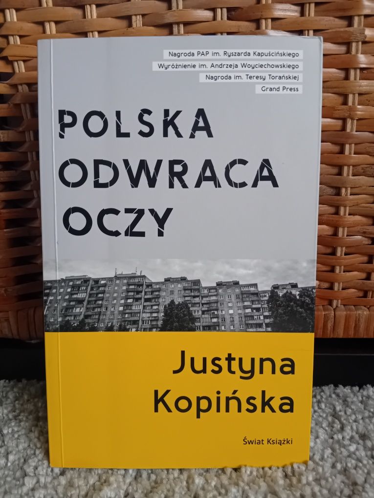Książka "Polska odwraca oczy" Justyna Kopińska