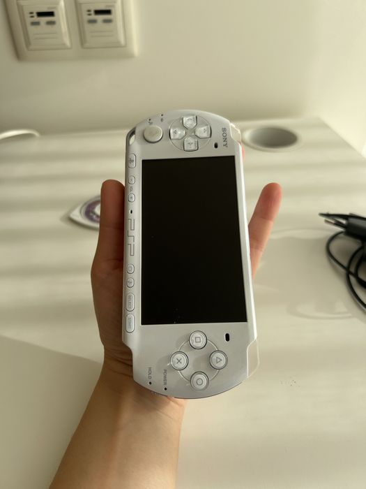 PSP branca brilhante com jogo