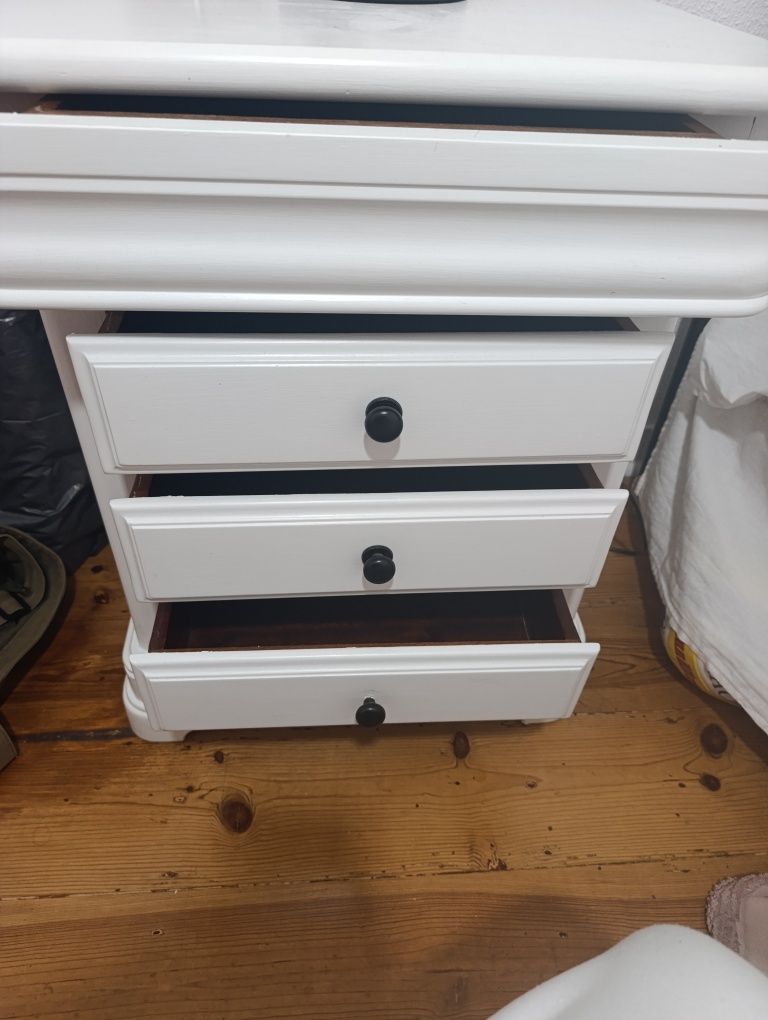 Cómoda em madeira pintada de branco