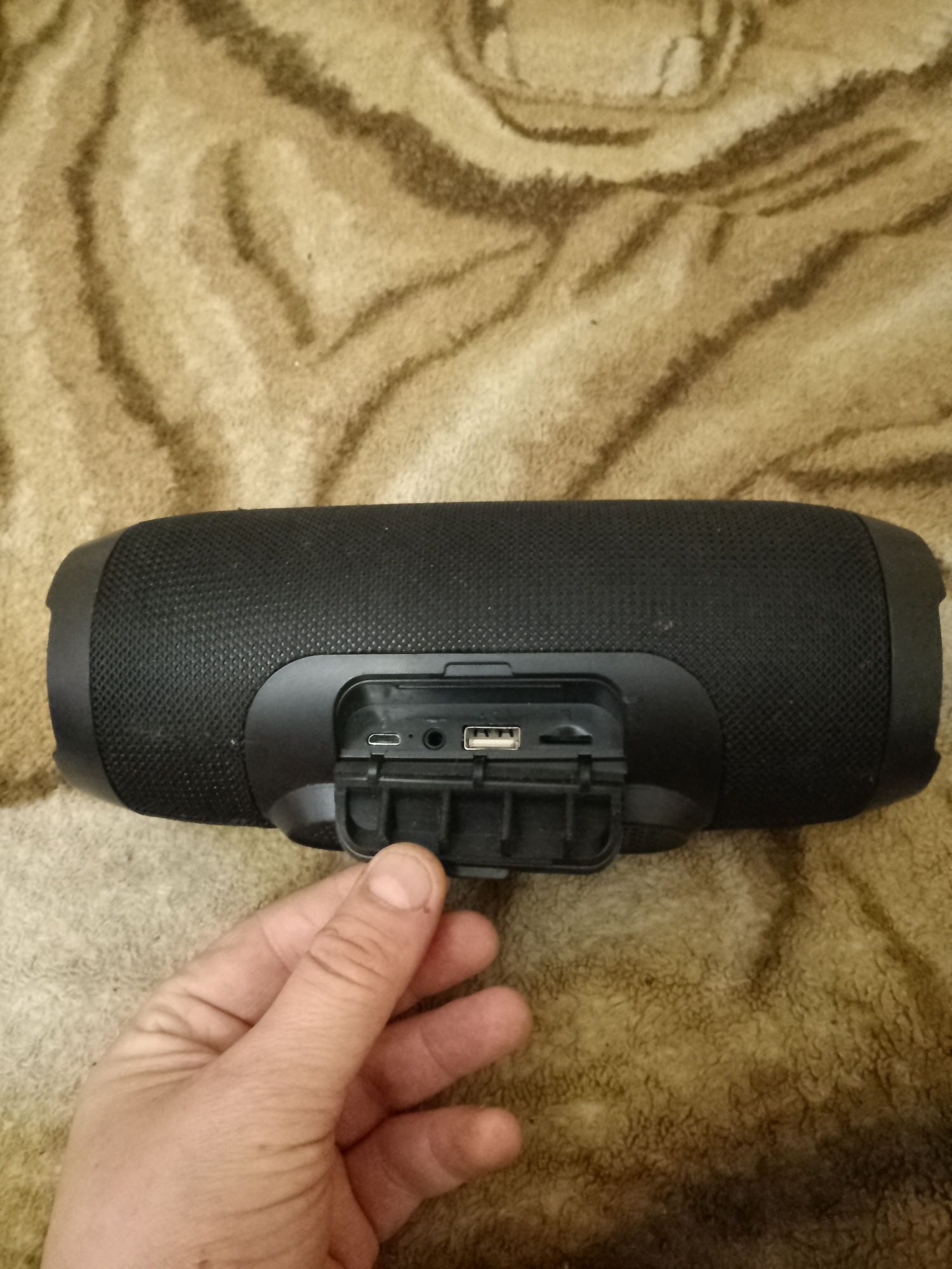 Колонка JBL.чорного кольору.