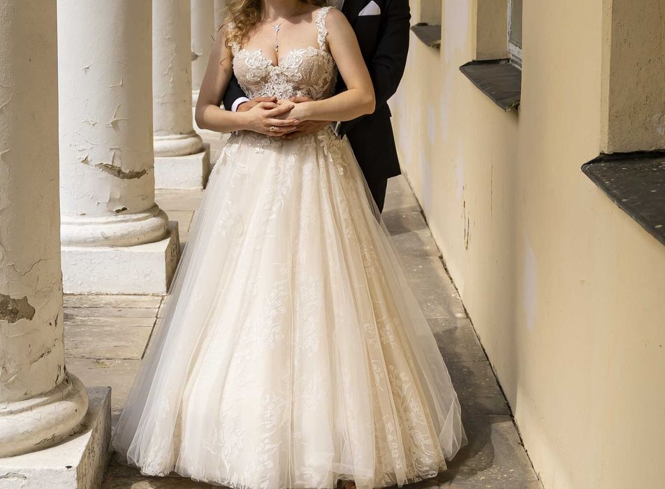 bogato zdobiona suknia ślubna