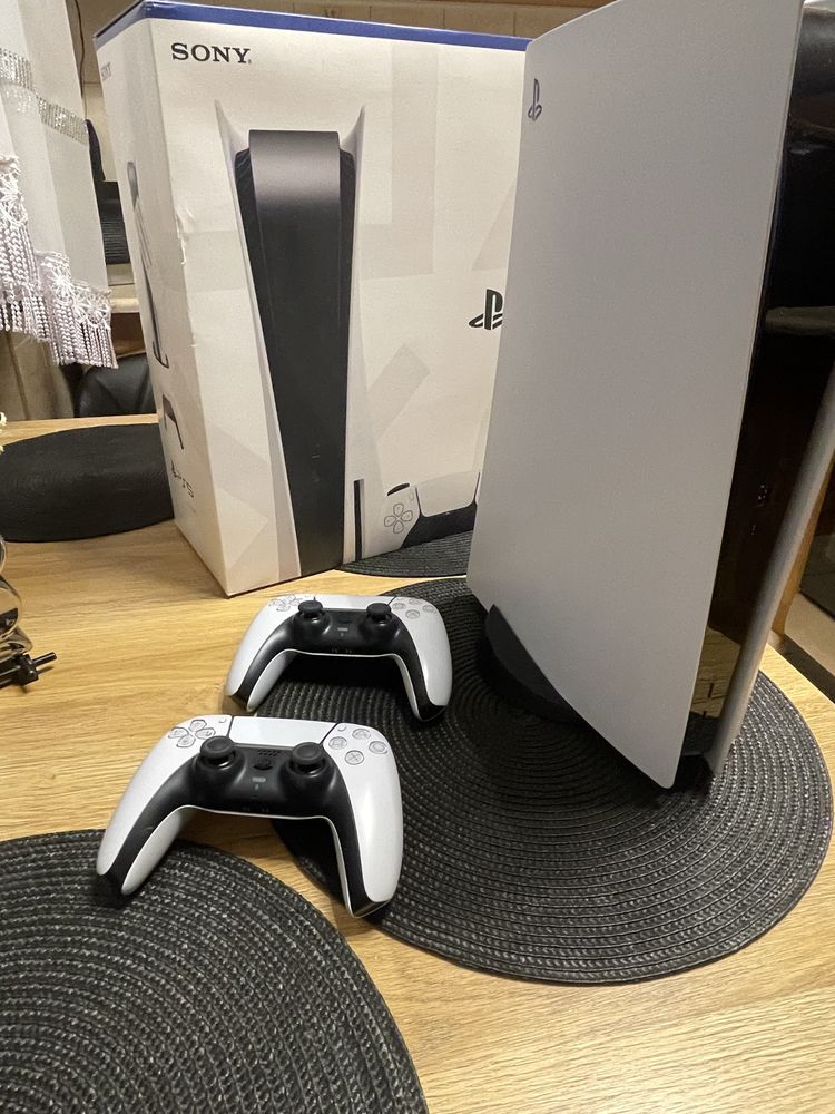 Ps5 z napędem 2 kontolery w zestawie