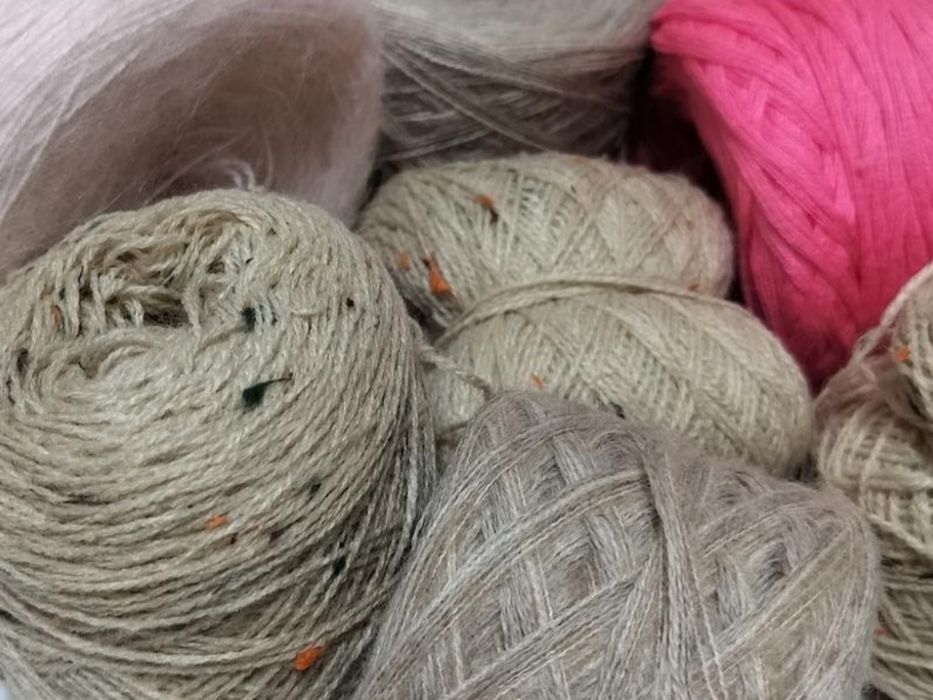 740 г Нитки для в'язання залишки