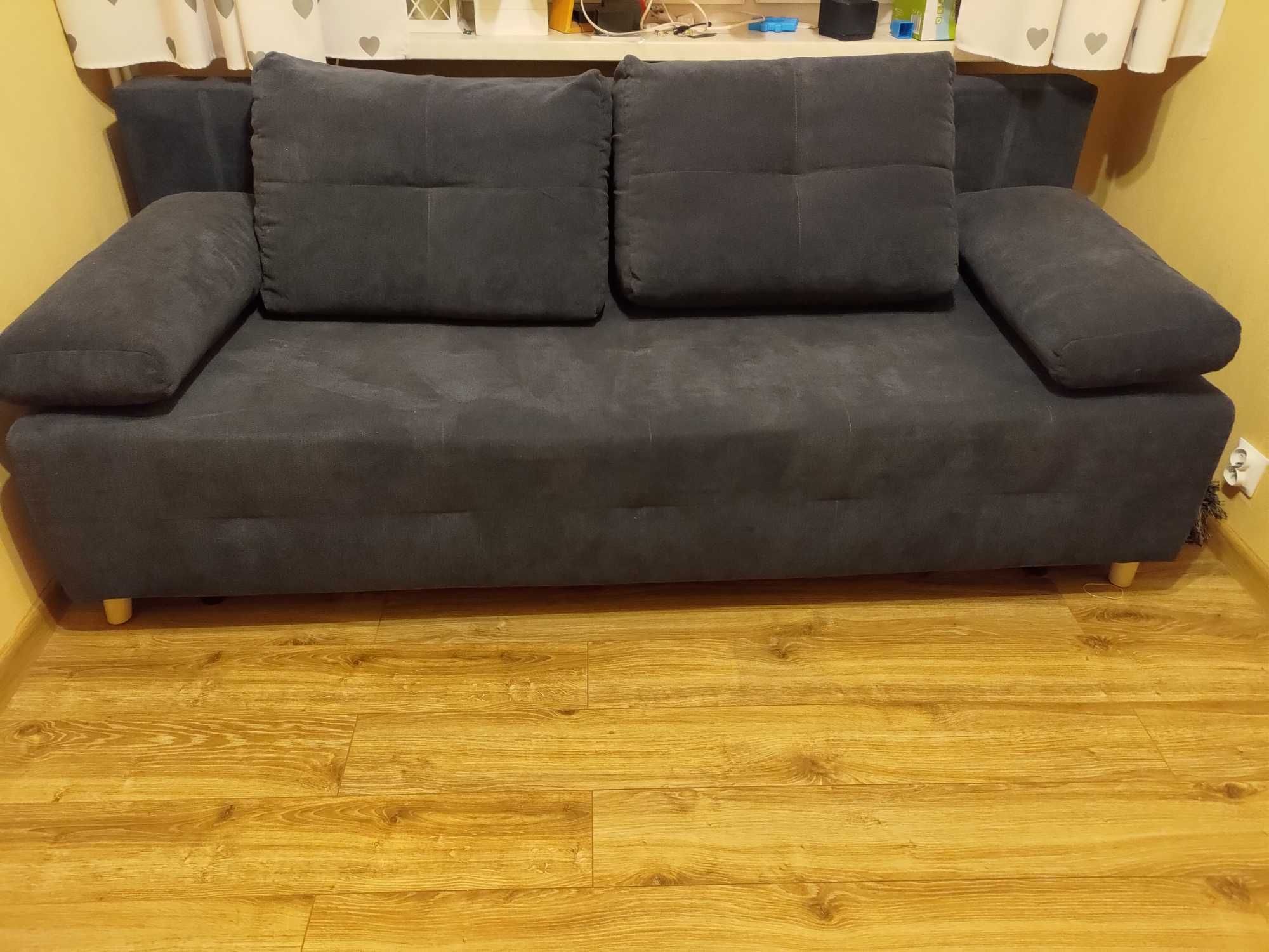 Sofa granatowa 133cm szerokości.