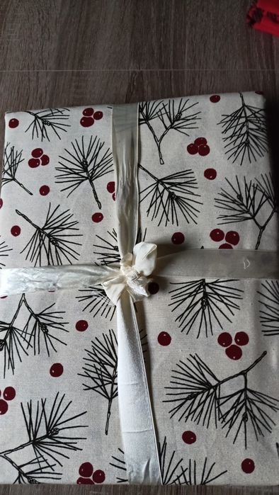 Obrus   beżowy świąteczny 138x200 cm Smukke