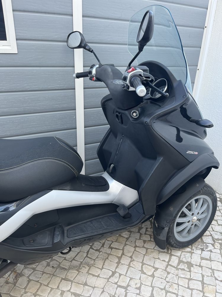 Mota Piaggio MP3 carta carro