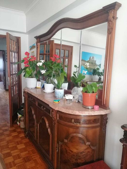 Aparador com Tampo em Pedra Mármore e Espelho