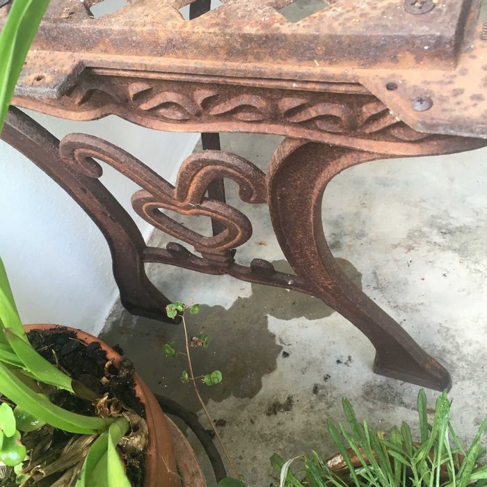 Mesa de ferro fundido antiga,lindíssima