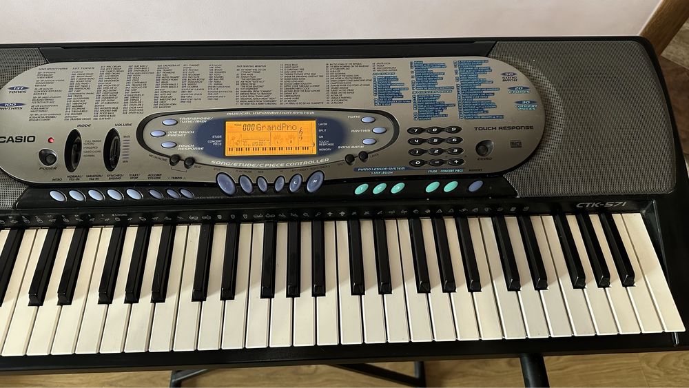 Музичний синтезатор Casio CTK-571, динамічні клавіші, підставка.