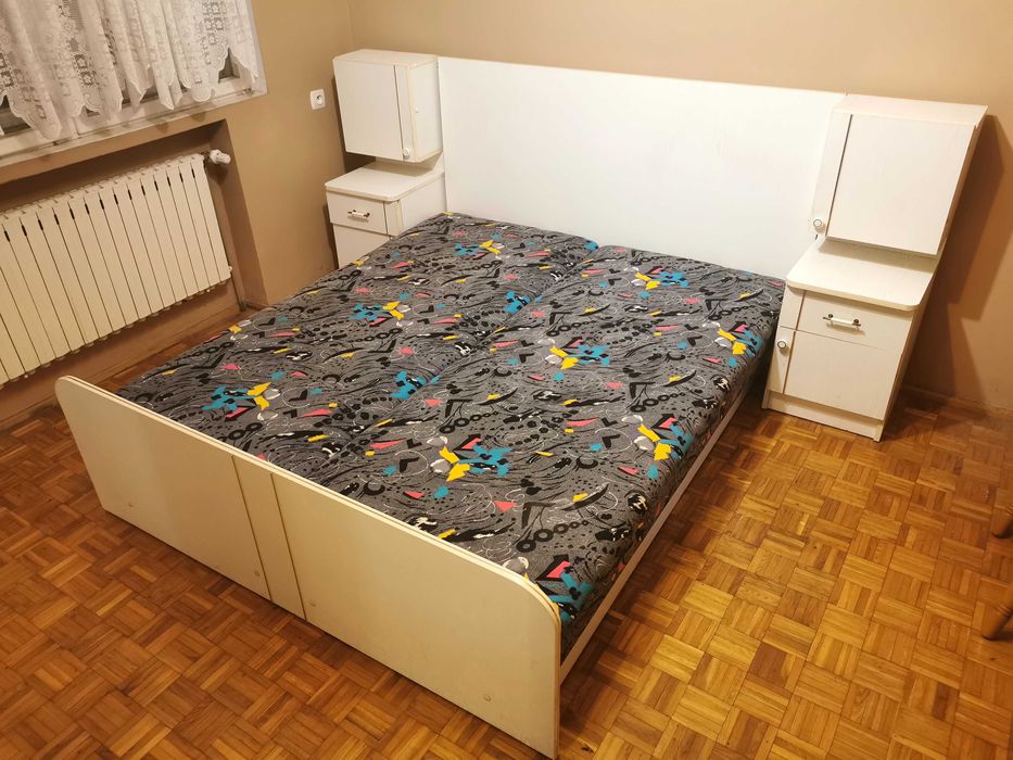 Łóżko duże z pojemnikami i szafkami nocnymi z materacami otwierane