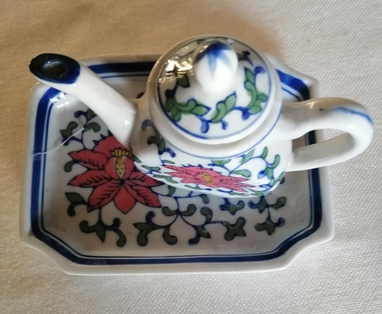 Serviço de chá em porcelana miniatura.