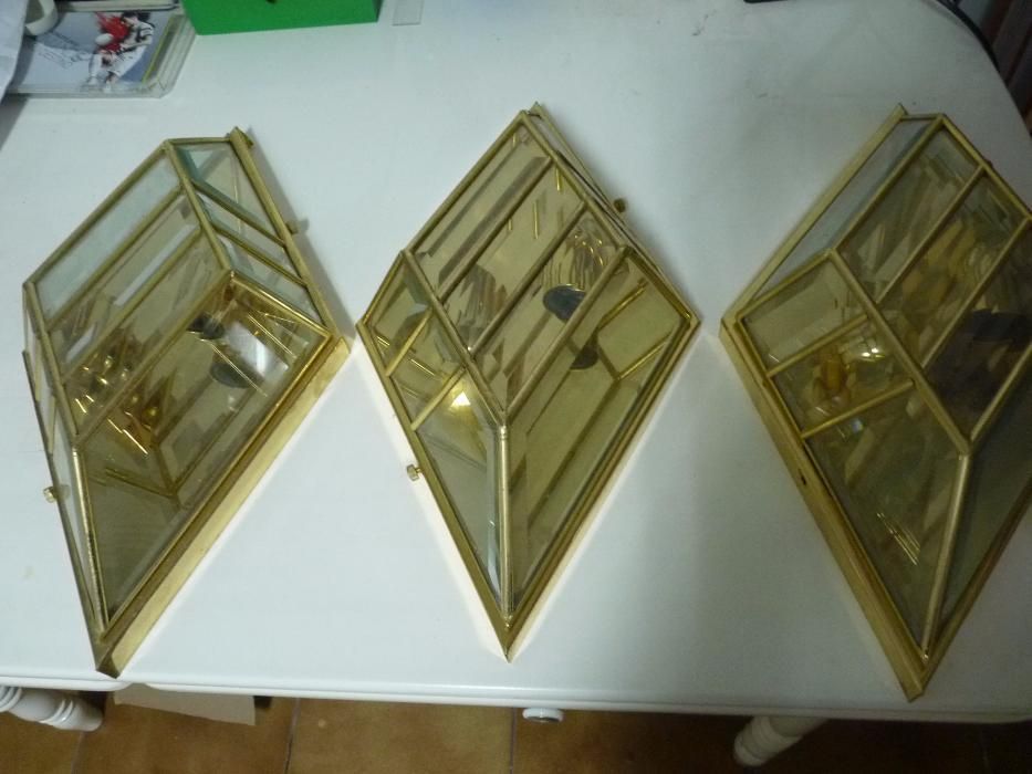 Apliques em cristal e dourado