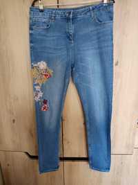 Spodnie jeans z haftem