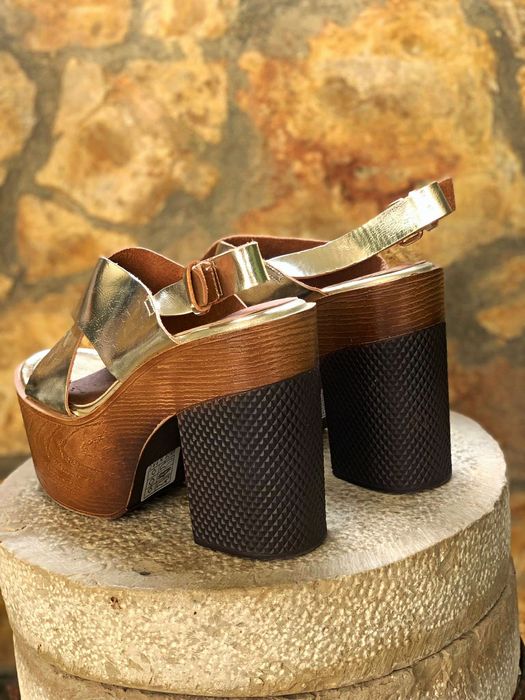 Sandálias plataforma douradas - tam 40