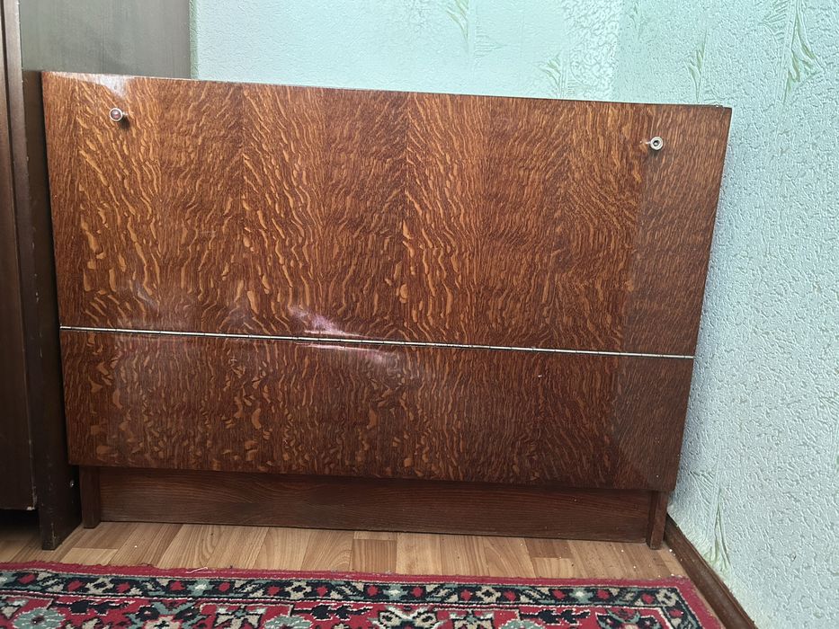 Продается бельевая тумба и антикварные стулья