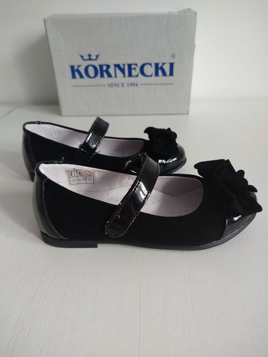 Czarne eleganckie balerinki z kokardkami 27 Kornecki