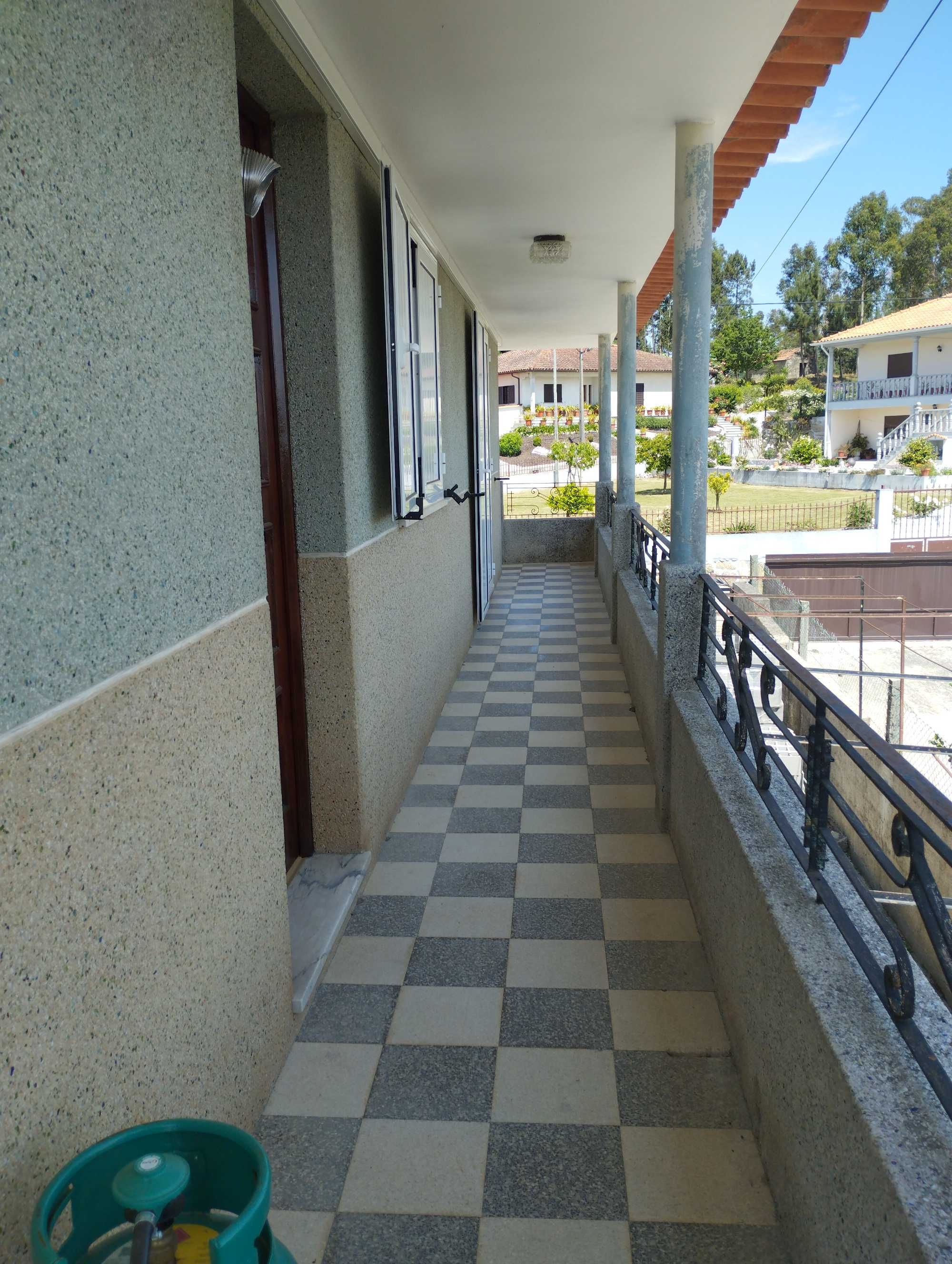 Moradia de dois pisos com 290 m2, em terreno de 1700 m2.