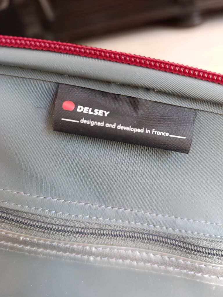 Kuferek na kosmetyki Delsey, kosmetyczka