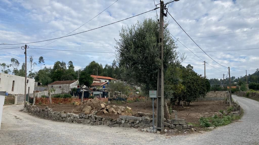 Conjunto de 2 moradias e terreno em zona construção Cabeça Santa