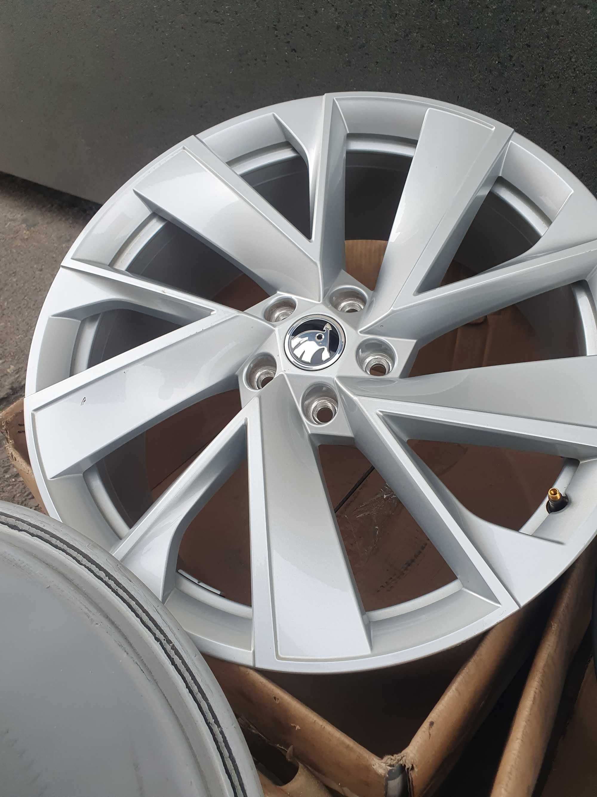 99I#Alufelgi 5x112 8Jx20" Et45 SKODA ENYAQ, KAROQ,Kamig