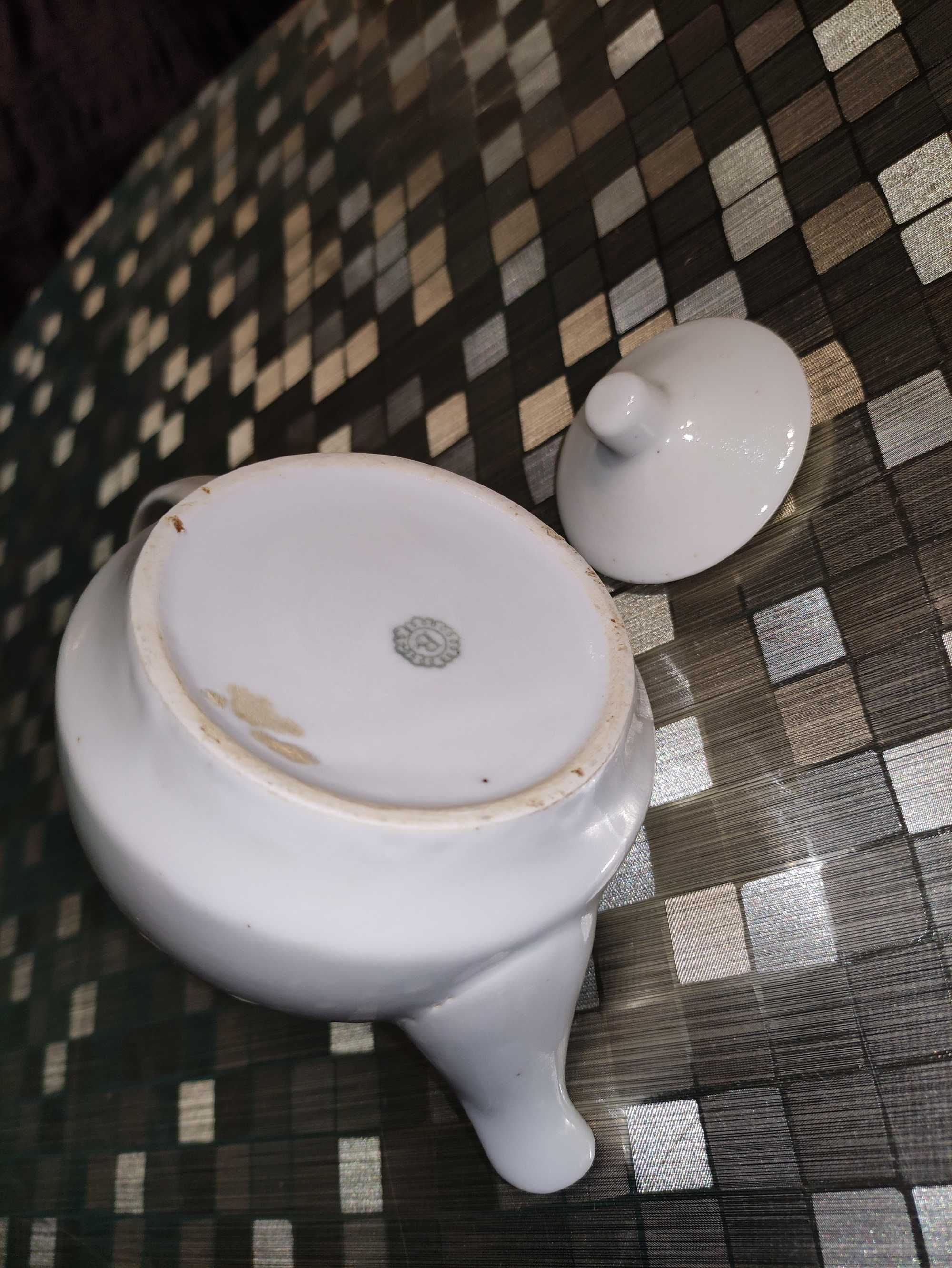 Biały nieużywany imbryk dzbanek sygnowany Porcelana Bogucice PRL
