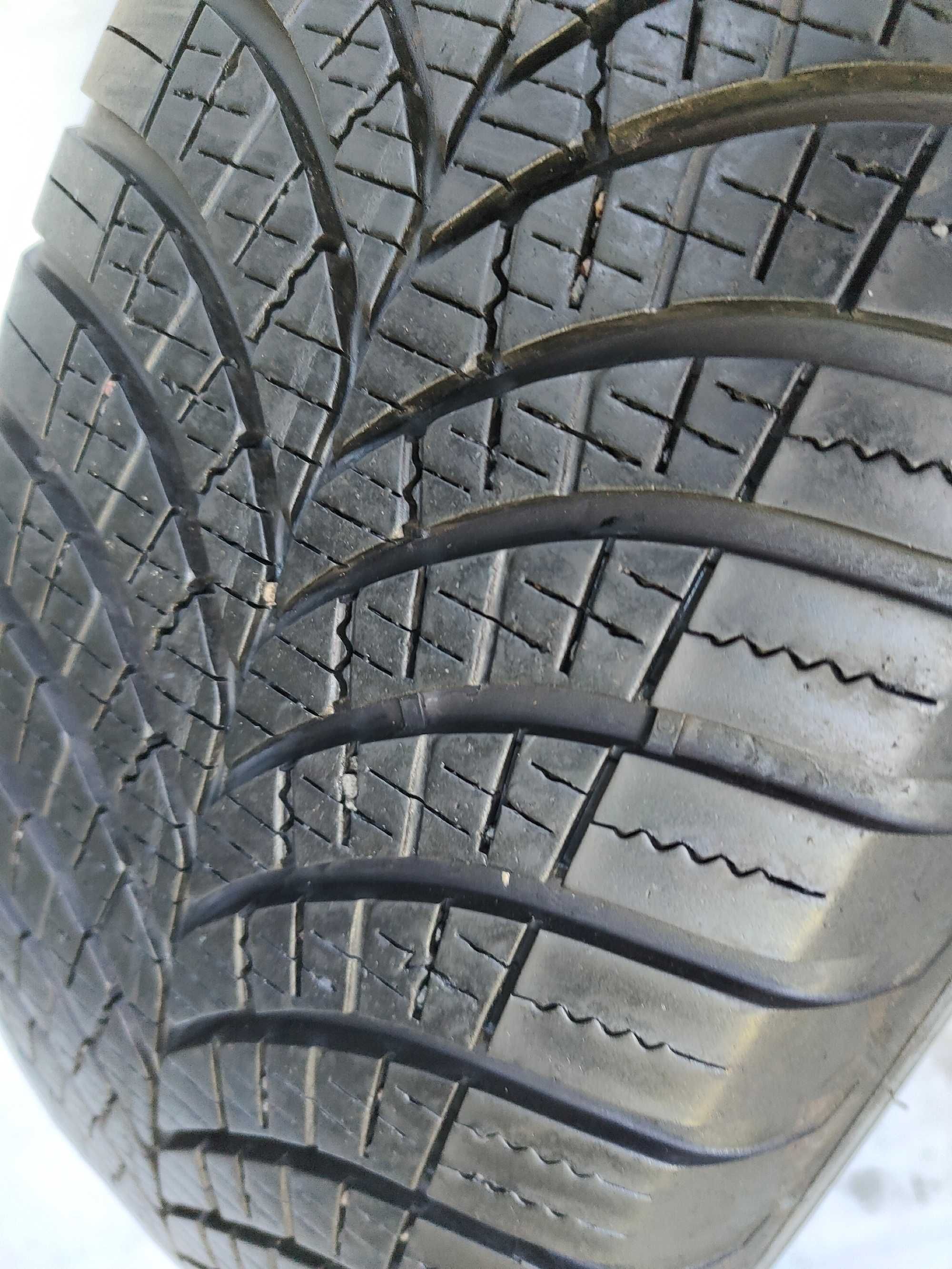 Opona Całoroczna 215/65/17 Goodyear Suv3 7mm 2020r