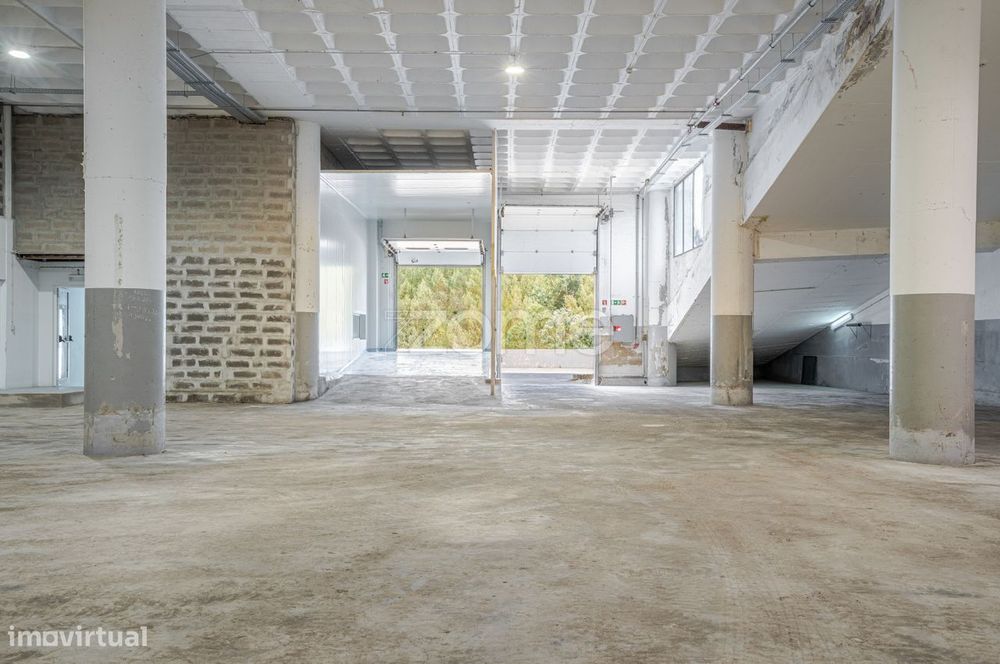 Armazém Venda 782 m² com Parque Privativo – Caniço (Eiras) Venda.