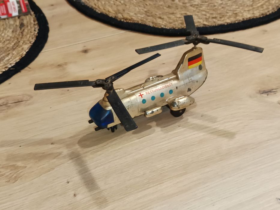Bardzo stara niemiecka nakręcana zabawka śmiglowiec helikopter Chinook