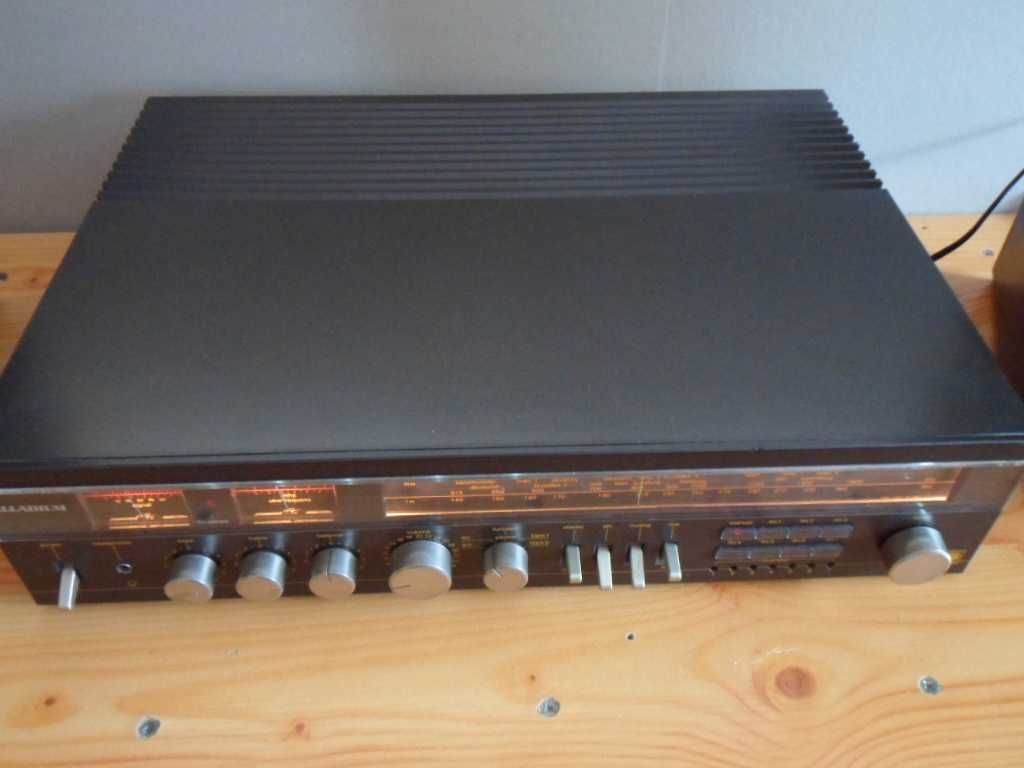 Amplituner Palladium 140w z kolumnami trójdrożnymi.