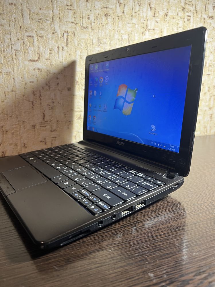Нетбук Acer Aspire One D270 у гарному стані ( +зарядка +чохол)