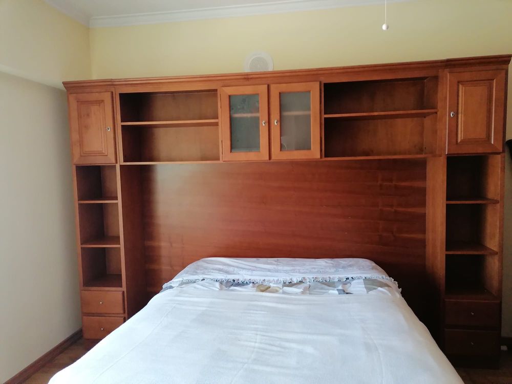 Móvel de quarto em cerejeira - sem a parte traseira da cama