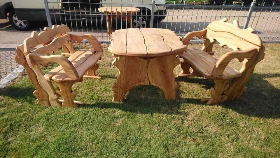 Meble ogrodowe z drewna, stół, ławka z grubego drewna
