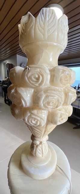 Coluna e vaso em flor em mármore ambos eletrificados