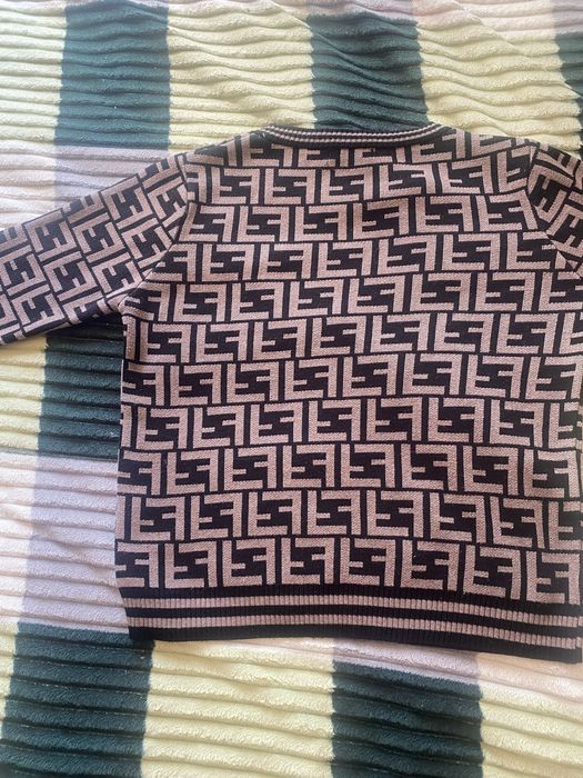 Продам кофту женскую Fendi