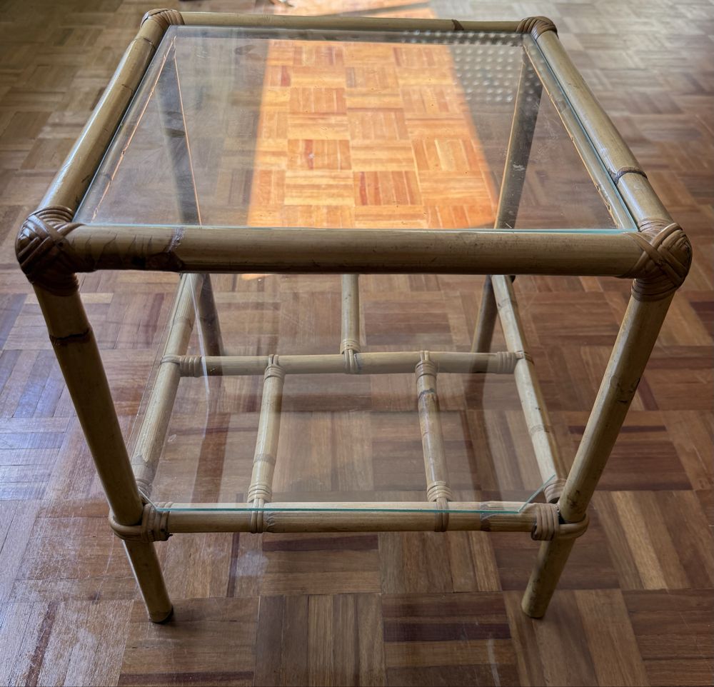 Mesa de Cabeceira Vintage em Bambu com Tampos de Vidro
