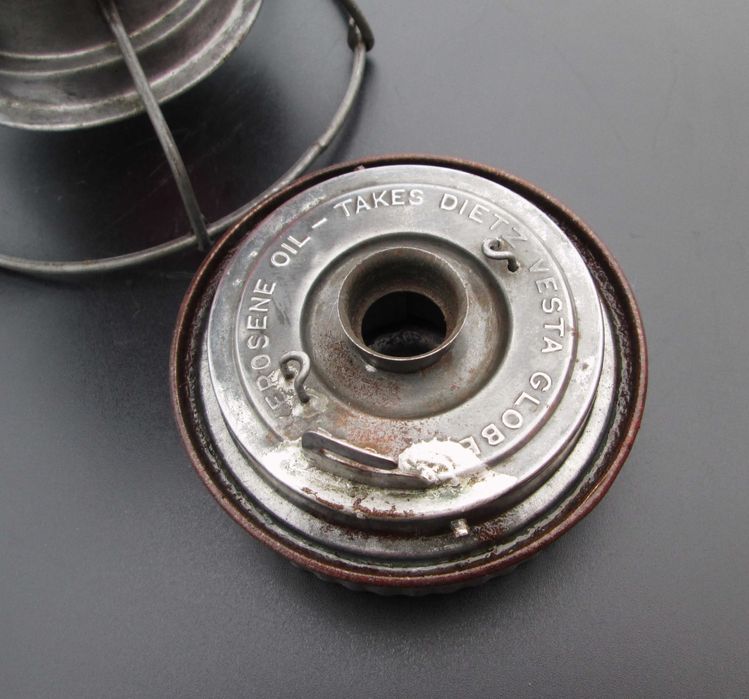 Antiga Lanterna a Petróleo com Vidro VERMELHO para uso NÁUTICO