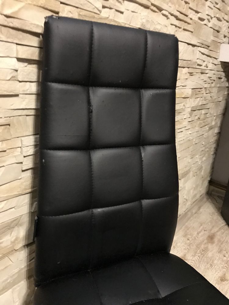 Czarne krzesło