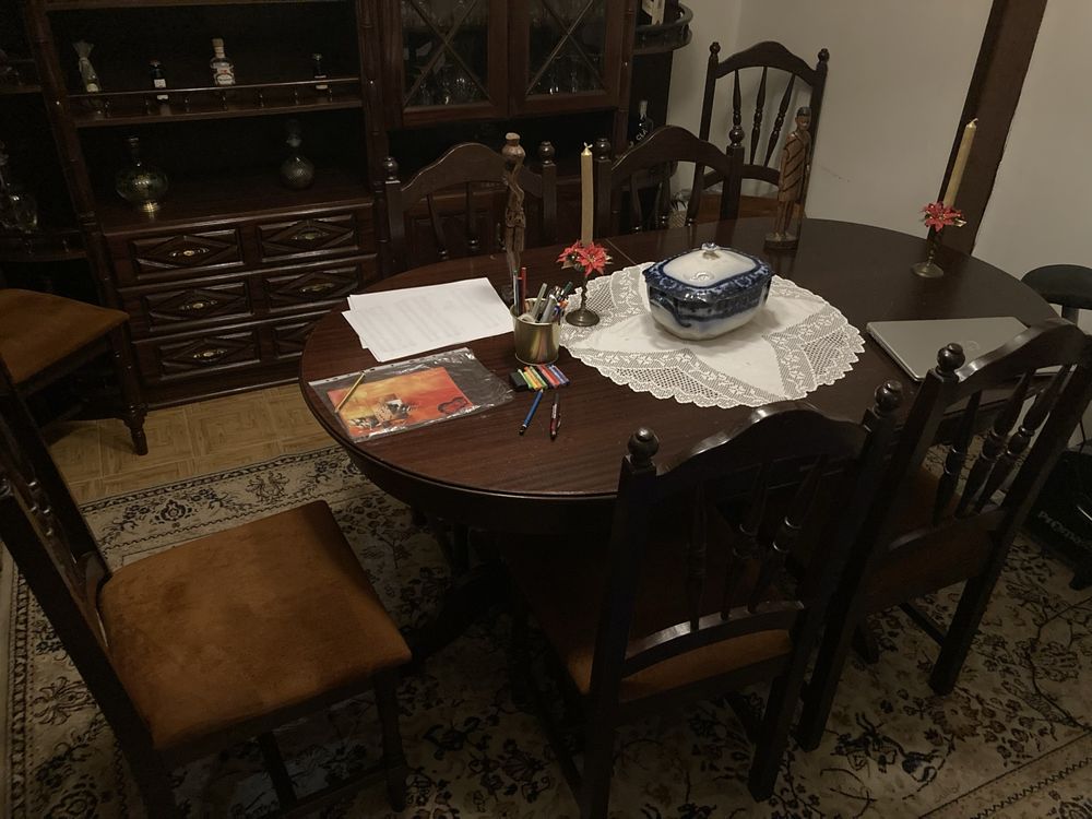 Mesa de jantar extensível em madeira maciça com 8 cadeiras