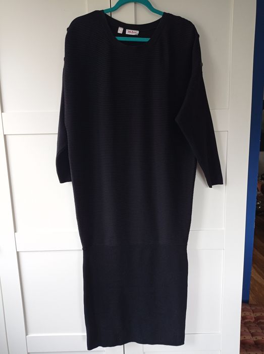 Sukienka czarna sweterkowa typu nietoperz 42
