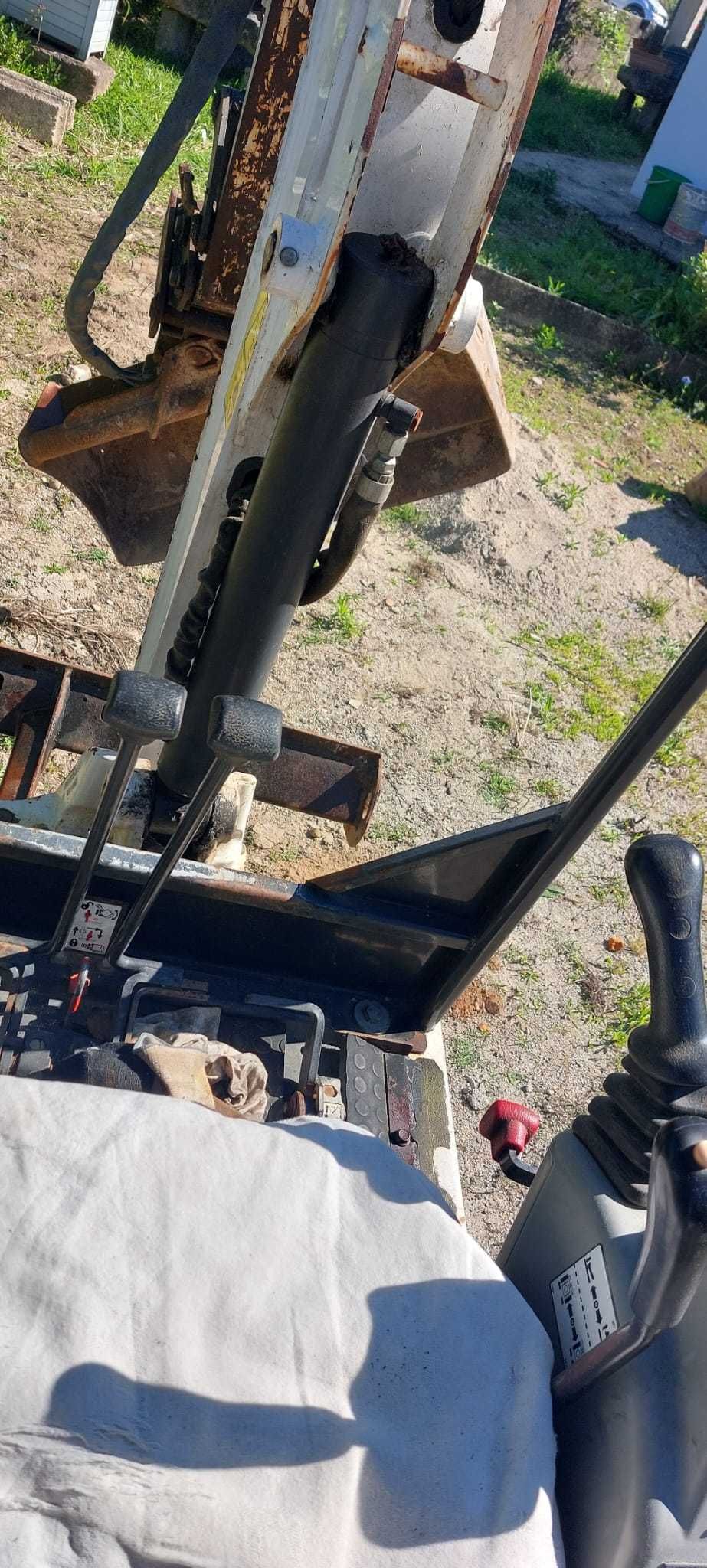 Giratório Bobcat 1600kg