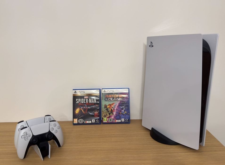 Playstation 5 + comandos + base + jogos
