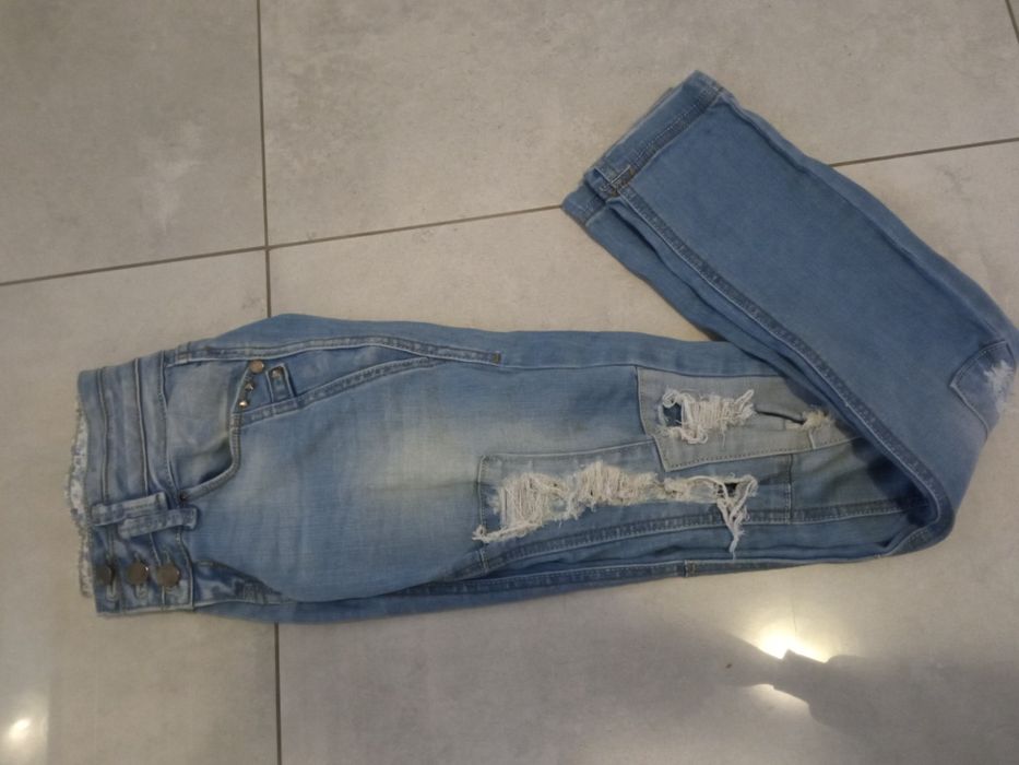 Bardzo ładne jeansy z rozdarciami damskie
