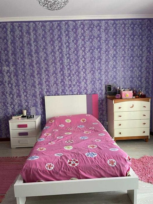 Cama de corpo e meio, mesa cabeceira e cómoda com gavetas