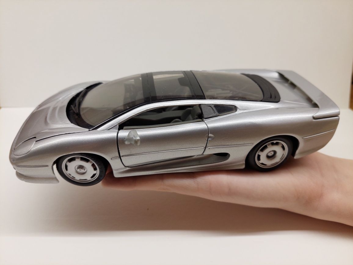Model auta Jaguar XJ220   1,24