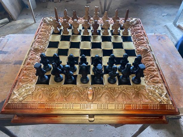 Стол шахматный резной