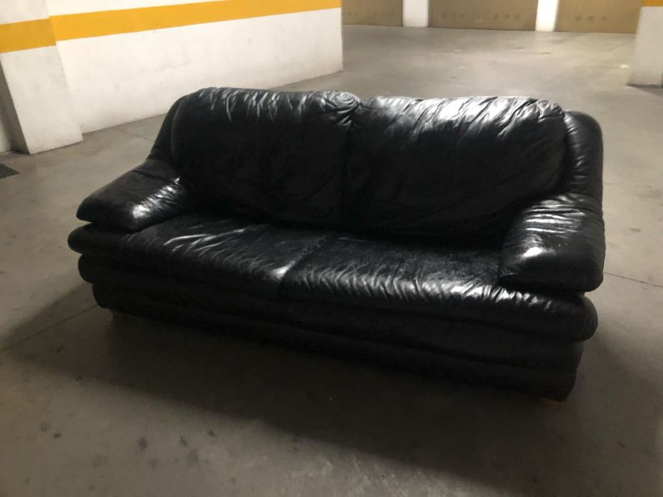 Sofa preto de pele/couro verdadeiro/a em bom estado