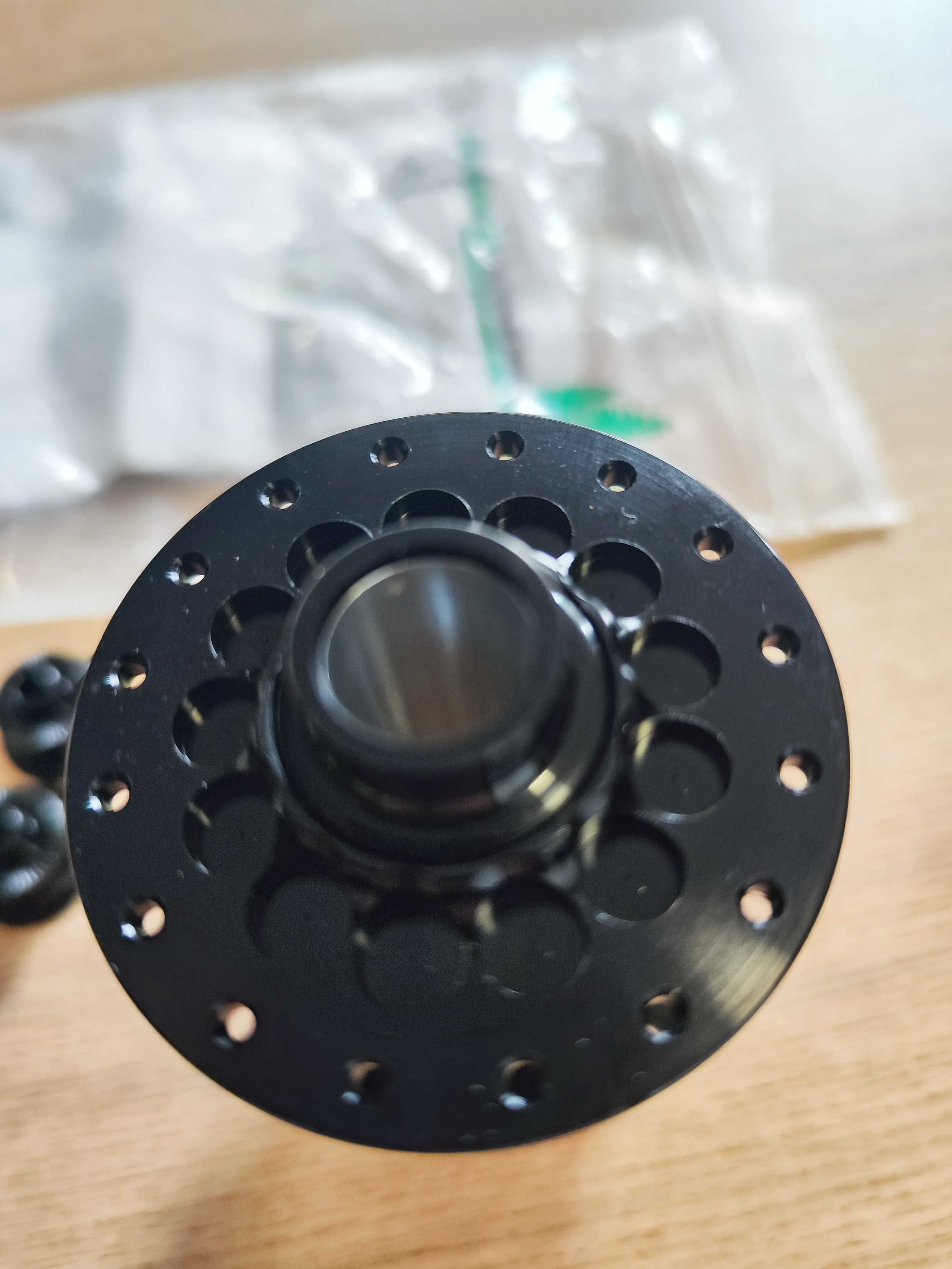 Cubo de Roda Tune King Preto 32 Raios, eixo 15x100 e adaptadores QR