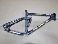 Rama typu full Giant NRS Carbon, pod 26