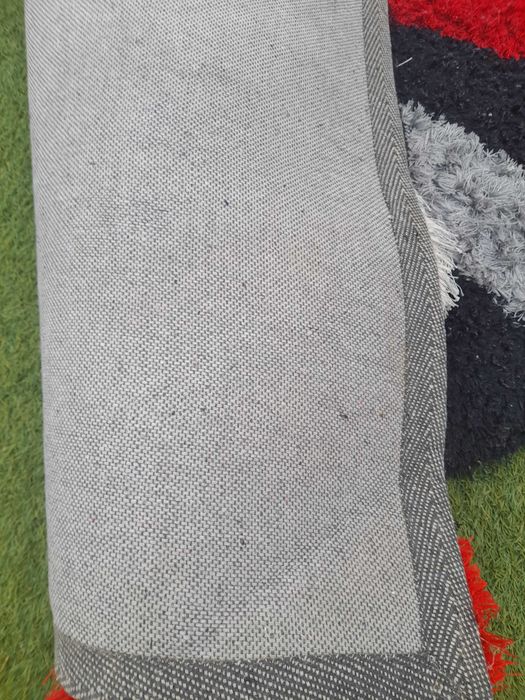 Tapete com pelo comprido vermelho e preto