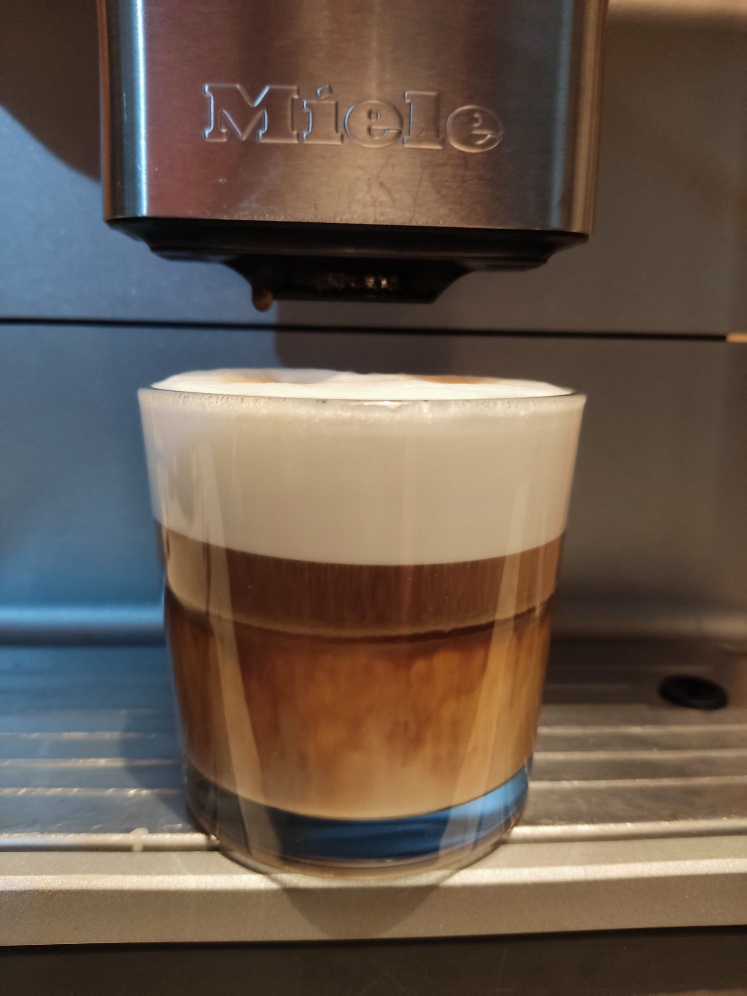 Кавоварка Miele CM6100.